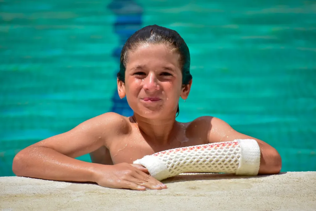 Castor, yeso ortopédico de malla híbrida, revoluciona la inmovilización con tecnología impermeable, ligera y transpirable. Mejora la comodidad, higiene y recuperación del paciente, permitiendo radiografías sin retirarlo. Ideal para clínicas que buscan soluciones modernas, eficientes y seguras en ortopedia, optimizando la experiencia del paciente y los resultados clínicos.